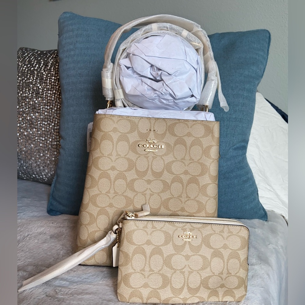 Authentic COACH TWN BUCKET BAG and WRISTLET Size LARGE Color LIGHT KHAKI/ CHALK